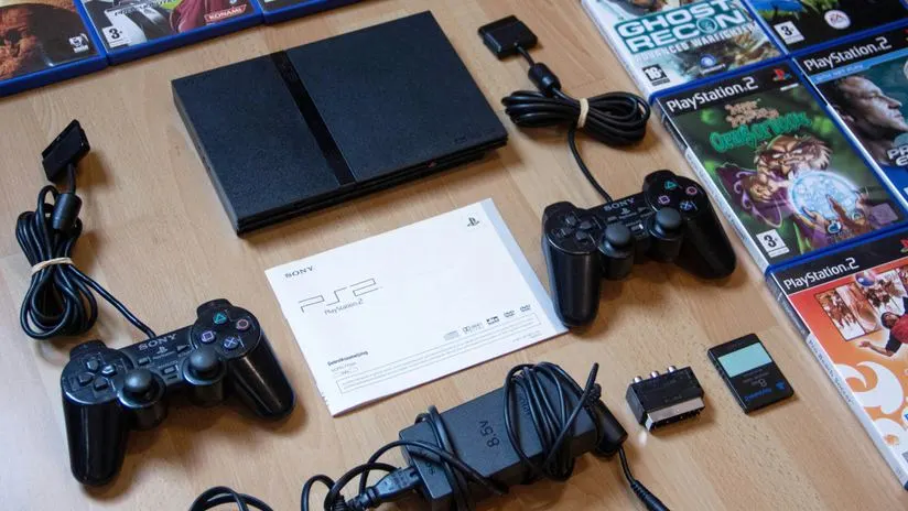 En el competitivo y fascinante mundo de los videojuegos, pocas consolas han dejado una huella tan imborrable como la PlayStation 2 (PS2). Tres décadas después del nacimiento de la marca PlayStation, la consola de Sony continúa siendo un ícono indiscutible, consolidándose como la consola más vendida de la historia. Con unas ventas globales recientemente actualizadas a 160 millones de unidades, la PS2 no solo marcó una época en la industria, sino que estableció estándares que todavía son referencia en la actualidad.