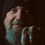 Paul Andrews, conocido artísticamente como Paul Di'Anno, fue una figura decisiva en el desarrollo del heavy metal, conocido por su contribución como vocalista en los dos primeros álbumes de Iron Maiden, banda británica icónica en este género.