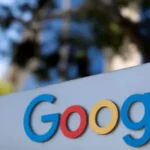 En un movimiento histórico en el ámbito de la regulación tecnológica, el Departamento de Justicia de Estados Unidos (DOJ) ha intensificado su ofensiva contra Google, acusándolo de monopolizar ilegalmente el mercado de búsquedas en línea y limitando la competencia en el sector. El miércoles 22 de noviembre, el gobierno estadounidense solicitó formalmente al juez federal Amit Mehta que ordene la división de Google, una medida que incluiría la venta de su popular navegador Chrome y potencialmente de su sistema operativo Android. Este caso podría transformar el panorama digital global, impactando no solo a la industria tecnológica, sino también a los usuarios comunes.