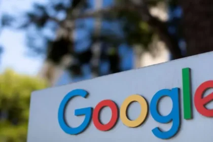 En un movimiento histórico en el ámbito de la regulación tecnológica, el Departamento de Justicia de Estados Unidos (DOJ) ha intensificado su ofensiva contra Google, acusándolo de monopolizar ilegalmente el mercado de búsquedas en línea y limitando la competencia en el sector. El miércoles 22 de noviembre, el gobierno estadounidense solicitó formalmente al juez federal Amit Mehta que ordene la división de Google, una medida que incluiría la venta de su popular navegador Chrome y potencialmente de su sistema operativo Android. Este caso podría transformar el panorama digital global, impactando no solo a la industria tecnológica, sino también a los usuarios comunes.