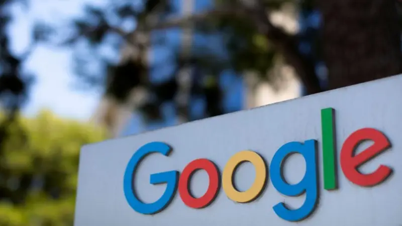 En un movimiento histórico en el ámbito de la regulación tecnológica, el Departamento de Justicia de Estados Unidos (DOJ) ha intensificado su ofensiva contra Google, acusándolo de monopolizar ilegalmente el mercado de búsquedas en línea y limitando la competencia en el sector. El miércoles 22 de noviembre, el gobierno estadounidense solicitó formalmente al juez federal Amit Mehta que ordene la división de Google, una medida que incluiría la venta de su popular navegador Chrome y potencialmente de su sistema operativo Android. Este caso podría transformar el panorama digital global, impactando no solo a la industria tecnológica, sino también a los usuarios comunes.