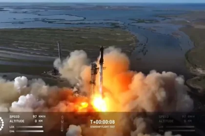 El pasado martes, SpaceX, la compañía aeroespacial liderada por Elon Musk, completó con éxito la sexta prueba del Starship, el cohete espacial más grande jamás construido. Este acontecimiento, que marca un hito en la historia de la exploración espacial, estuvo cargado de avances tecnológicos, desafíos y polémicas, captando la atención de la comunidad internacional y de figuras políticas destacadas, como el presidente electo de Estados Unidos, Donald Trump.