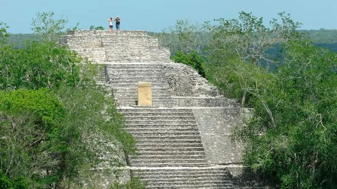 Un equipo internacional de arqueólogos ha hecho un hallazgo sin precedentes en el corazón de la selva del estado de Campeche, en el sur de México. A través del uso de la tecnología Lidar, lograron identificar una ciudad maya perdida llamada Valeriana, que ha estado oculta por siglos bajo una densa vegetación.