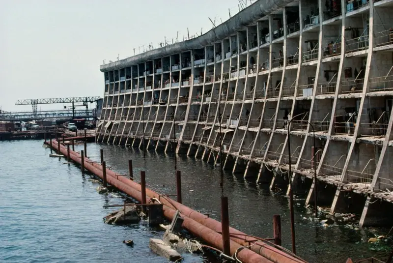 En medio del vasto Mar Caspio, a unos 55 kilómetros de la costa de Bakú, Azerbaiyán, yace una impresionante estructura que desafía el tiempo y las olas: Neft Dashlari, también conocida como "Oil Rocks".