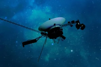 La Voyager 1, una de las misiones más emblemáticas de la historia de la exploración espacial, sigue demostrando que su viaje hacia el espacio interestelar está lejos de terminar. A 47 años de su lanzamiento, esta sonda, diseñada originalmente para durar cinco años, continúa enviando datos científicos desde más allá de la heliosfera, la burbuja de partículas y campos magnéticos que envuelve nuestro sistema solar.