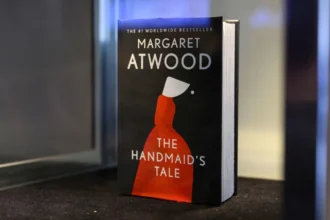 La reciente reelección de Donald Trump como presidente de Estados Unidos, en un segundo mandato no consecutivo, ha desencadenado un fenómeno inesperado en el ámbito literario. “The Handmaid’s Tale” (El cuento de la criada) de Margaret Atwood, una novela que explora la opresión en una sociedad totalitaria y teocrática, ha experimentado un dramático aumento en sus ventas, alcanzando la cima de la lista de libros más vendidos en Amazon y Barnes & Noble.