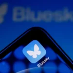 En un mundo donde las redes sociales juegan un papel fundamental en la comunicación global, surge Bluesky, una plataforma descentralizada que está ganando rápidamente la atención de millones de usuarios. Con raíces en Twitter y una visión revolucionaria, esta red social promete ser más que una alternativa: es un espacio donde los usuarios recuperan el control de su experiencia digital.