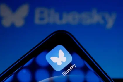 En un mundo donde las redes sociales juegan un papel fundamental en la comunicación global, surge Bluesky, una plataforma descentralizada que está ganando rápidamente la atención de millones de usuarios. Con raíces en Twitter y una visión revolucionaria, esta red social promete ser más que una alternativa: es un espacio donde los usuarios recuperan el control de su experiencia digital.