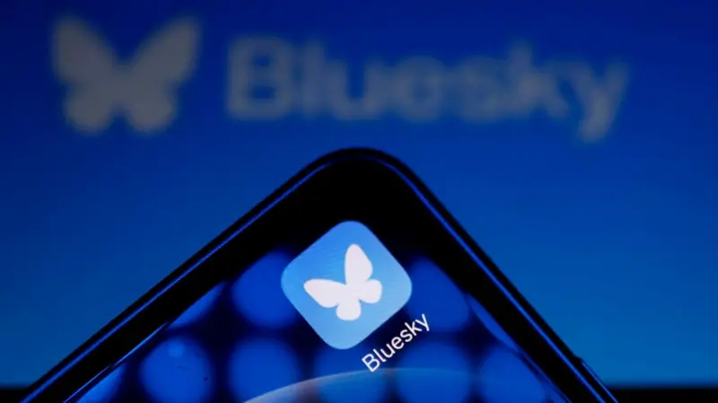 En un mundo donde las redes sociales juegan un papel fundamental en la comunicación global, surge Bluesky, una plataforma descentralizada que está ganando rápidamente la atención de millones de usuarios. Con raíces en Twitter y una visión revolucionaria, esta red social promete ser más que una alternativa: es un espacio donde los usuarios recuperan el control de su experiencia digital.