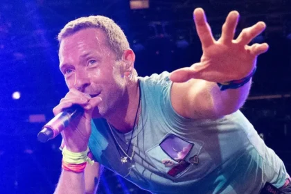 Chris Martin y la caída en Melbourne que casi se vuelve viral: Los accidentes en el escenario no son exclusivos de Coldplay