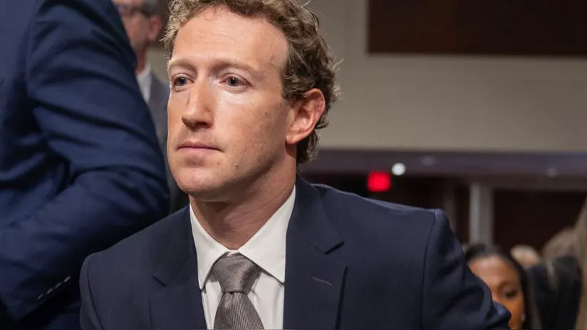 Meta Platforms, la empresa tecnológica liderada por Mark Zuckerberg, ha sorprendido al mundo con una donación de un millón de dólares al fondo inaugural del presidente electo Donald Trump. Este gesto, confirmado por CNN y reportado inicialmente por The Wall Street Journal, marca un giro inesperado en la relación entre el gigante tecnológico y el próximo mandatario de Estados Unidos, especialmente tras años de tensiones y desencuentros públicos.