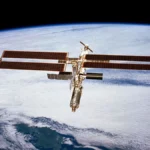 El culebrón entre Rusia y la Estación Espacial Internacional (ISS, por sus siglas en inglés) parece no tener fin. Este laboratorio orbital, que representa una de las mayores colaboraciones internacionales en el espacio, se ha convertido en un escenario de tensiones y reconciliaciones políticas entre las principales potencias involucradas: Estados Unidos, Europa, Japón, Canadá y Rusia.