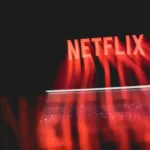 Netflix, la plataforma de streaming más popular del mundo, ha confirmado que retirará casi la totalidad de su catálogo de contenido interactivo a partir del 1 de diciembre de 2023. De los 24 títulos que actualmente se encuentran en su categoría de “Especiales interactivos”, solo cuatro sobrevivirán a esta medida: Black Mirror: Bandersnatch, Unbreakable Kimmy Schmidt: Kimmy vs. the Reverend, Ranveer vs. Wild con Bear Grylls y You vs. Wild. Este anuncio marca el cierre de un capítulo en la experimentación de Netflix con formatos narrativos innovadores que iniciaron en 2017.