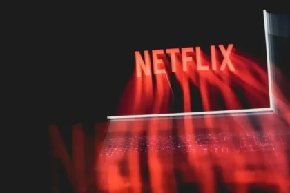 Netflix, la plataforma de streaming más popular del mundo, ha confirmado que retirará casi la totalidad de su catálogo de contenido interactivo a partir del 1 de diciembre de 2023. De los 24 títulos que actualmente se encuentran en su categoría de “Especiales interactivos”, solo cuatro sobrevivirán a esta medida: Black Mirror: Bandersnatch, Unbreakable Kimmy Schmidt: Kimmy vs. the Reverend, Ranveer vs. Wild con Bear Grylls y You vs. Wild. Este anuncio marca el cierre de un capítulo en la experimentación de Netflix con formatos narrativos innovadores que iniciaron en 2017.