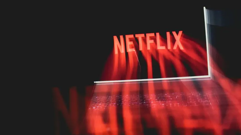 Netflix, la plataforma de streaming más popular del mundo, ha confirmado que retirará casi la totalidad de su catálogo de contenido interactivo a partir del 1 de diciembre de 2023. De los 24 títulos que actualmente se encuentran en su categoría de “Especiales interactivos”, solo cuatro sobrevivirán a esta medida: Black Mirror: Bandersnatch, Unbreakable Kimmy Schmidt: Kimmy vs. the Reverend, Ranveer vs. Wild con Bear Grylls y You vs. Wild. Este anuncio marca el cierre de un capítulo en la experimentación de Netflix con formatos narrativos innovadores que iniciaron en 2017.