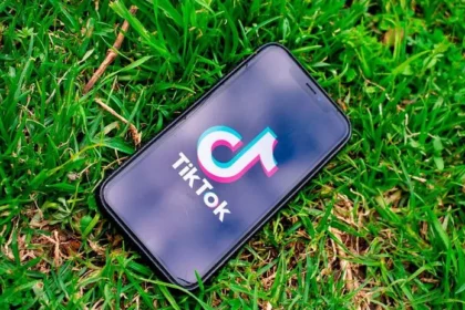 En los últimos días, TikTok ha intensificado su lucha legal para evitar una inminente prohibición en Estados Unidos, derivada de una ley federal que obliga a su empresa matriz china, ByteDance, a desprenderse de la popular aplicación antes del próximo 19 de enero de 2025. Este enfrentamiento, que enfrenta cuestiones de seguridad nacional, derechos de la Primera Enmienda y los intereses comerciales de una de las redes sociales más populares del mundo, podría marcar un precedente histórico.