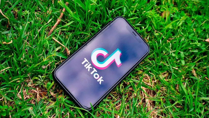 En los últimos días, TikTok ha intensificado su lucha legal para evitar una inminente prohibición en Estados Unidos, derivada de una ley federal que obliga a su empresa matriz china, ByteDance, a desprenderse de la popular aplicación antes del próximo 19 de enero de 2025. Este enfrentamiento, que enfrenta cuestiones de seguridad nacional, derechos de la Primera Enmienda y los intereses comerciales de una de las redes sociales más populares del mundo, podría marcar un precedente histórico.