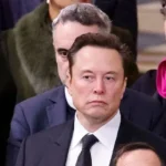 A finales de la semana pasada, Elon Musk, el magnate de la tecnología y fundador de empresas como Tesla y SpaceX, presentó una demanda contra OpenAI, la compañía creadora del chatbot conversacional ChatGPT. Esta disputa ha capturado la atención del mundo tecnológico, no solo por la envergadura de las figuras involucradas, sino también por las implicaciones sobre el futuro de la inteligencia artificial (IA).