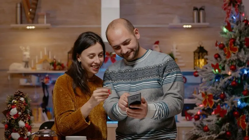 WhatsApp ha lanzado una nueva función ideal para las festividades navideñas y de Año Nuevo. Se trata de una animación de confeti que se activa al reaccionar a los mensajes con emojis festivos, añadiendo un toque especial y visualmente atractivo a las conversaciones. Esta actualización ha generado gran interés entre los usuarios, especialmente aquellos que participan en el programa Beta de la aplicación.