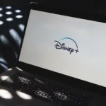 Disney+ ha iniciado oficialmente su estrategia para eliminar el uso compartido de contraseñas, un movimiento que marca un cambio significativo en el modelo de negocio del gigante del entretenimiento. Este cambio, que comenzó a implementarse en septiembre de 2024 en Estados Unidos, Canadá, Europa, Asia-Pacífico y otros mercados clave, busca asegurar que cada hogar pague por su suscripción individual, siguiendo el ejemplo exitoso de Netflix.