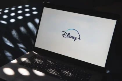 Disney+ ha iniciado oficialmente su estrategia para eliminar el uso compartido de contraseñas, un movimiento que marca un cambio significativo en el modelo de negocio del gigante del entretenimiento. Este cambio, que comenzó a implementarse en septiembre de 2024 en Estados Unidos, Canadá, Europa, Asia-Pacífico y otros mercados clave, busca asegurar que cada hogar pague por su suscripción individual, siguiendo el ejemplo exitoso de Netflix.