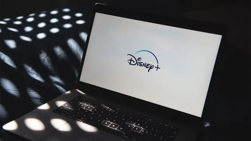 Disney+ ha iniciado oficialmente su estrategia para eliminar el uso compartido de contraseñas, un movimiento que marca un cambio significativo en el modelo de negocio del gigante del entretenimiento. Este cambio, que comenzó a implementarse en septiembre de 2024 en Estados Unidos, Canadá, Europa, Asia-Pacífico y otros mercados clave, busca asegurar que cada hogar pague por su suscripción individual, siguiendo el ejemplo exitoso de Netflix.