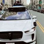 La empresa Waymo, subsidiaria de Alphabet, matriz de Google, anunció su próxima expansión a Miami, Florida. Este movimiento, programado para culminar en 2026, representa un hito en el desarrollo de la industria de vehículos autónomos en Estados Unidos. Waymo planea desplegar su servicio de robotaxis en la ciudad, transformando la movilidad urbana y consolidándose como líder en el sector.