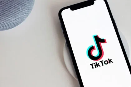 En el centro del debate sobre el futuro de TikTok en Estados Unidos surge una propuesta audaz: crear una versión alternativa de la plataforma que empodere a los usuarios, proteja sus datos y les ofrezca un valor real. Esta idea, promovida por un grupo de innovadores liderados por Project Liberty, plantea una solución revolucionaria que podría cambiar para siempre el panorama de las redes sociales y del internet en general.