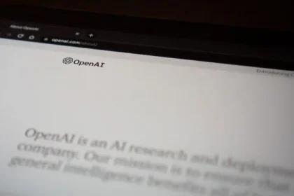 OpenAI, la reconocida empresa detrás de ChatGPT, ha revelado su nueva familia de modelos de inteligencia artificial denominada o3, marcando un paso trascendental en el camino hacia la inteligencia artificial general (AGI, por sus siglas en inglés). Este desarrollo, que actualmente se encuentra en fase experimental, ya está disponible para investigadores externos, quienes evaluán su rendimiento y seguridad antes del esperado lanzamiento oficial.