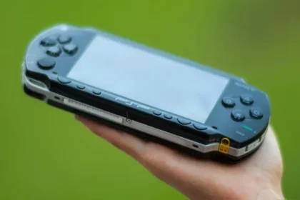 La Nintendo Switch, la consola híbrida de la compañía japonesa, se encuentra cada vez más cerca de consolidarse como el sistema de videojuegos más vendido de todos los tiempos. Este objetivo no es sencillo, ya que actualmente el récord lo ostenta la legendaria PlayStation 2 (PS2) de Sony, con 160 millones de unidades vendidas a nivel mundial desde su lanzamiento en el año 2000. Sin embargo, la Switch no solo ha superado a la PS2 en ciertos mercados clave, como Estados Unidos, sino que sigue activa en el mercado, lo que la convierte en una amenaza real para el reinado histórico de Sony.