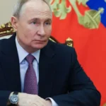 Rusia está llevando a cabo un proyecto ambicioso que podría redefinir la forma en que sus ciudadanos acceden a la información y se comunican. En un movimiento que evoca a la "Gran Muralla de Fuego" de China, el Kremlin ha iniciado pruebas exitosas de desconexión total del internet global, un hito significativo en su plan para crear una red soberana conocida como "RuNet". Este artículo explora cómo Rusia está construyendo su propia "Gran Muralla" digital, sus implicaciones para la libertad de expresión y las potenciales repercusiones internacionales.