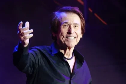 El 17 de diciembre de 2024, las alarmas se encendieron en el mundo del entretenimiento cuando Raphael, el icónico cantante español de 81 años, sufrió un inesperado percance de salud mientras participaba en la grabación de un programa de televisión. Este incidente, que inicialmente estuvo envuelto en un velo de misterio, culminó con su hospitalización en el Hospital 12 de Octubre de Madrid y un diagnóstico impactante: linfoma cerebral primario.