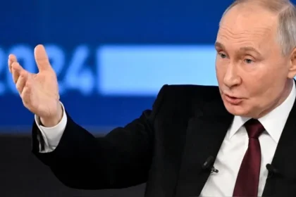 En una de sus declaraciones más contundentes, el presidente ruso Vladimir Putin acusó a Google y a su plataforma de videos YouTube de servir como herramientas al servicio del gobierno de Estados Unidos. Estas acusaciones se dieron en el marco de su tradicional conferencia de prensa anual, una sesión que mezcla respuestas a periodistas y llamadas telefónicas del público. Este evento se ha convertido en un escaparate para que el mandatario ruso exponga sus puntos de vista sobre temas nacionales e internacionales.