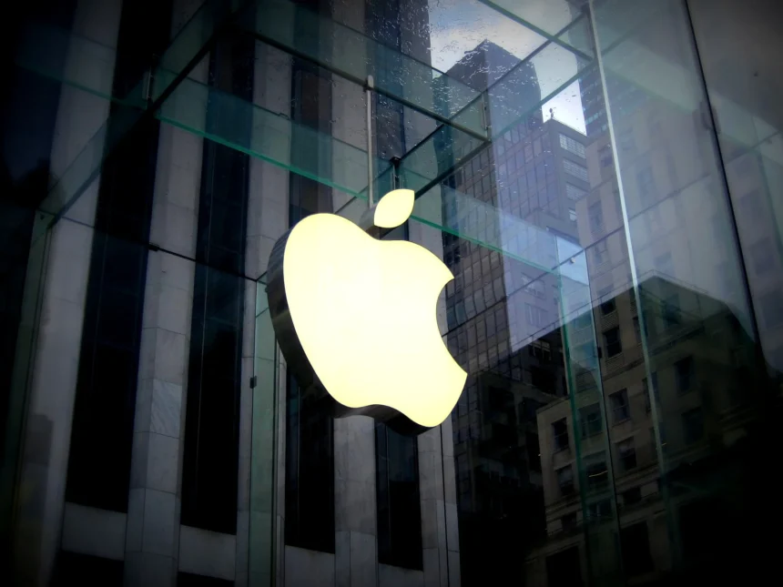 Apple Bajo la Lupa: Acusaciones de Espionaje y Silenciamiento de Empleados