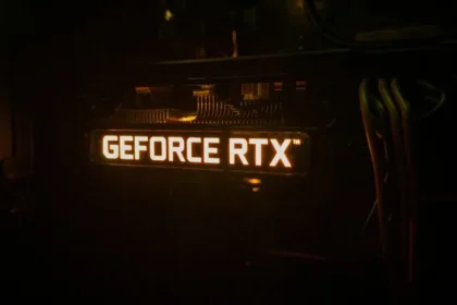 Durante la feria Consumer Electronic Show (CES) 2025 en Las Vegas, Estados Unidos, Nvidia, liderada por su CEO Jensen Huang, anunció la esperada serie GeForce RTX 50. Esta nueva generación de GPUs, basada en la innovadora arquitectura Blackwell, promete transformar los estándares de rendimiento en videojuegos, creación de contenido y procesamiento de inteligencia artificial.