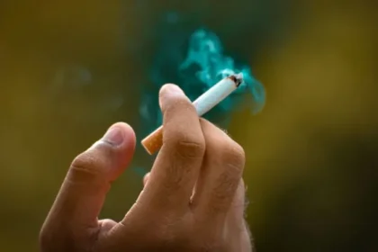 El tabaquismo sigue siendo una de las principales causas de enfermedades y muertes prevenibles en todo el mundo. A pesar de la abundante evidencia sobre los efectos nocivos del cigarrillo, muchas personas continúan fumando. Sin embargo, dejar este hábito podría ser una de las decisiones más importantes para mejorar la salud y prolongar la esperanza de vida. Un estudio reciente del University College de Londres (UCL) arroja datos impactantes sobre cuánto tiempo de vida se pierde por cada cigarrillo fumado y cómo dejar de fumar puede revertir parte de este daño.