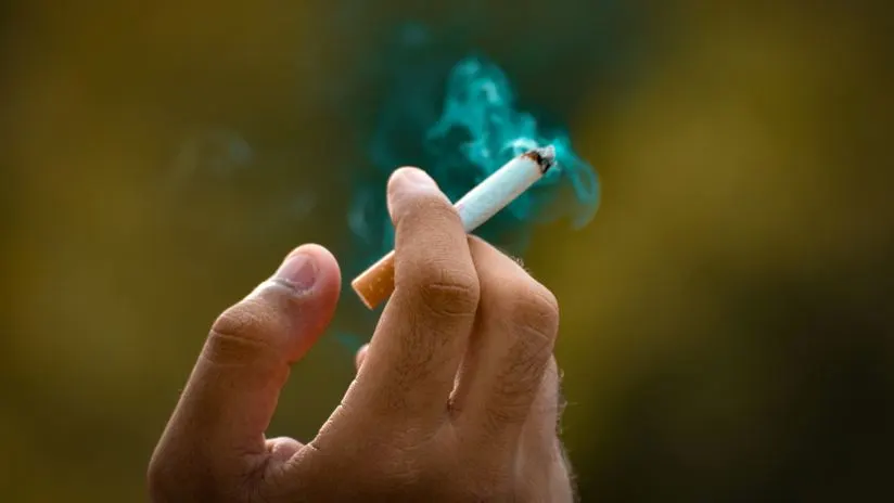 El tabaquismo sigue siendo una de las principales causas de enfermedades y muertes prevenibles en todo el mundo. A pesar de la abundante evidencia sobre los efectos nocivos del cigarrillo, muchas personas continúan fumando. Sin embargo, dejar este hábito podría ser una de las decisiones más importantes para mejorar la salud y prolongar la esperanza de vida. Un estudio reciente del University College de Londres (UCL) arroja datos impactantes sobre cuánto tiempo de vida se pierde por cada cigarrillo fumado y cómo dejar de fumar puede revertir parte de este daño.