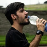 "¿Es peligroso beber agua helada después de jugar fútbol?" / EFE