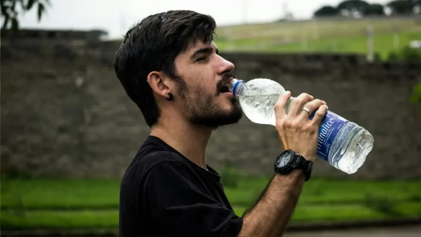 "¿Es peligroso beber agua helada después de jugar fútbol?" / EFE