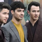 Estamos en enero, pero nuestra mente ya está puesta en la próxima Navidad. No es culpa nuestra, sino de los Jonas Brothers, que han anunciado su regreso a la actuación con una película navideña que se estrenará en Disney+ en diciembre de 2025. El icónico trío pop formado por Joe, Nick y Kevin Jonas será el protagonista de esta comedia festiva, la cual promete traer alegría a millones de espectadores en todo el mundo.