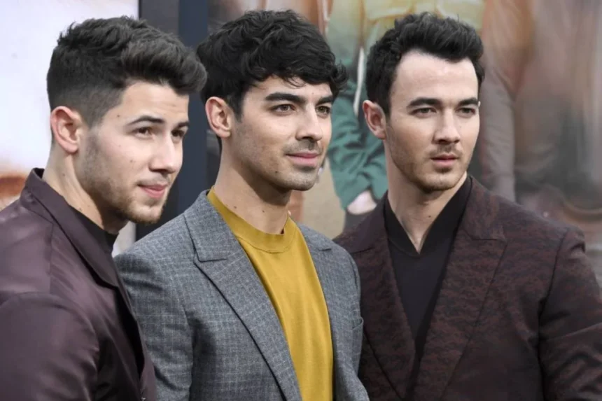 Estamos en enero, pero nuestra mente ya está puesta en la próxima Navidad. No es culpa nuestra, sino de los Jonas Brothers, que han anunciado su regreso a la actuación con una película navideña que se estrenará en Disney+ en diciembre de 2025. El icónico trío pop formado por Joe, Nick y Kevin Jonas será el protagonista de esta comedia festiva, la cual promete traer alegría a millones de espectadores en todo el mundo.