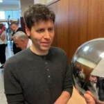 El mundo de la tecnología se ha visto sacudido por un nuevo escándalo luego de que Ann Altman, hermana del director ejecutivo de OpenAI, Sam Altman, presentara una demanda por presunto abuso sexual. El caso, registrado en el Tribunal de Distrito de Estados Unidos en St. Louis, Misuri, ha generado una ola de reacciones debido al perfil público del empresario y su rol como figura clave en el desarrollo de la inteligencia artificial.