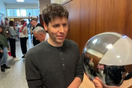 El mundo de la tecnología se ha visto sacudido por un nuevo escándalo luego de que Ann Altman, hermana del director ejecutivo de OpenAI, Sam Altman, presentara una demanda por presunto abuso sexual. El caso, registrado en el Tribunal de Distrito de Estados Unidos en St. Louis, Misuri, ha generado una ola de reacciones debido al perfil público del empresario y su rol como figura clave en el desarrollo de la inteligencia artificial.