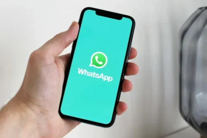 "La nueva era de WhatsApp en iOS."/ EFE