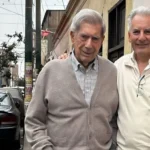 Con una sonrisa pícara y cargada de nostalgia, el Premio Nobel de Literatura Mario Vargas Llosa regresó recientemente al jirón Huatica, una de las calles más emblemáticas y controvertidas de Lima, ubicada en el distrito de La Victoria. Su visita no solo reavivó la memoria histórica de este antiguo barrio rojo, sino que también sirvió como un recordatorio de la profunda conexión entre el escritor y la ciudad que marcó su primera novela, La ciudad y los perros.