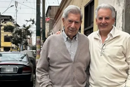 Con una sonrisa pícara y cargada de nostalgia, el Premio Nobel de Literatura Mario Vargas Llosa regresó recientemente al jirón Huatica, una de las calles más emblemáticas y controvertidas de Lima, ubicada en el distrito de La Victoria. Su visita no solo reavivó la memoria histórica de este antiguo barrio rojo, sino que también sirvió como un recordatorio de la profunda conexión entre el escritor y la ciudad que marcó su primera novela, La ciudad y los perros.