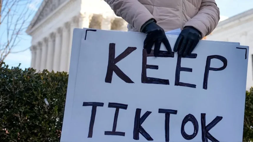 La Corte Suprema de Estados Unidos se enfrenta a una de las decisiones más controvertidas de los últimos años: el destino de TikTok en el país. Este viernes, los magistrados examinarán una apelación presentada por ByteDance, la empresa matriz de la plataforma, en contra de una ley que obliga a su venta o cierre antes del 19 de enero. La decisión podría tener repercusiones significativas en la libertad de expresión, la seguridad nacional y las relaciones entre Estados Unidos y China.