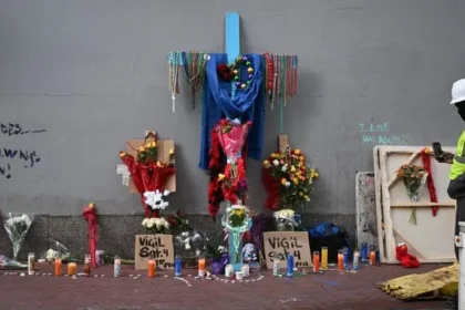 Nueva Orleans, 1 de enero de 2025. La celebración del Año Nuevo en la icónica Bourbon Street de Nueva Orleans se convirtió en un escenario de horror cuando un ataque terrorista dejó 14 muertos y más de 30 heridos. Entre las víctimas, el británico Edward Pettifer, de 31 años, ha conmocionado a la opinión pública y ha desencadenado mensajes de condolencia de figuras destacadas de la realeza británica.