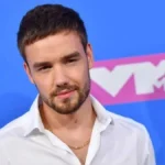 El mundo de la música recibió un golpe devastador el pasado 16 de octubre de 2024, cuando Liam Payne, exintegrante de la icónica banda británica One Direction, falleció en circunstancias trágicas. El cantante, compositor y guitarrista de 31 años perdió la vida tras caer desde el tercer piso del Hotel Casa Sur, ubicado en el barrio de Palermo, Buenos Aires, Argentina. A casi tres meses de su fallecimiento, nuevos detalles han emergido gracias a las investigaciones tanto en Argentina como en el Reino Unido, generando conmoción entre sus fanáticos y en la industria musical.