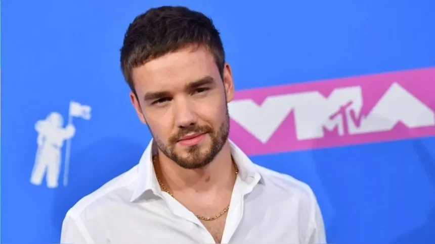 El mundo de la música recibió un golpe devastador el pasado 16 de octubre de 2024, cuando Liam Payne, exintegrante de la icónica banda británica One Direction, falleció en circunstancias trágicas. El cantante, compositor y guitarrista de 31 años perdió la vida tras caer desde el tercer piso del Hotel Casa Sur, ubicado en el barrio de Palermo, Buenos Aires, Argentina. A casi tres meses de su fallecimiento, nuevos detalles han emergido gracias a las investigaciones tanto en Argentina como en el Reino Unido, generando conmoción entre sus fanáticos y en la industria musical.